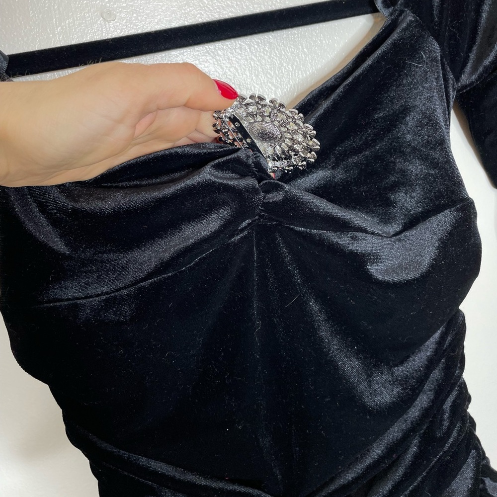 BLACK SWAN Off-shoulder Velvet Ruched Dress - Picture 5 of 10